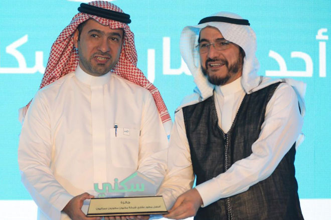 وزير الإسكان يكرم مكيون بجائزة أفضل مطور عقاري