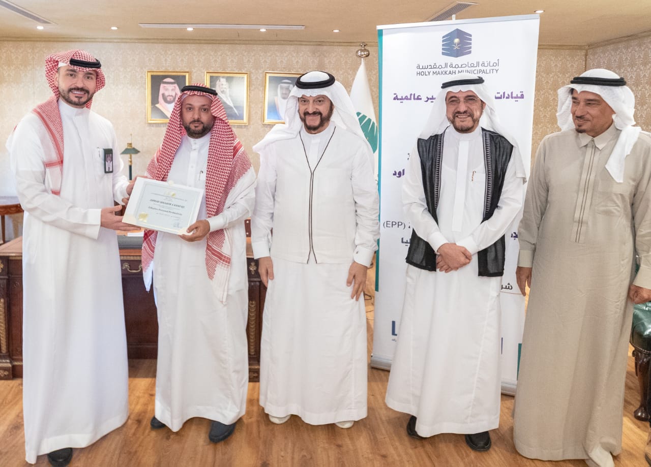 وكيل أمانة العاصمة المقدسة يكرّم مكيون تقديرًا لدورها في دعم القيادة الإدارية
